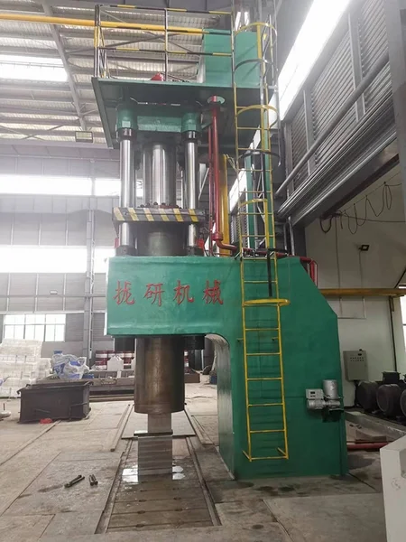 Одностоечный гидравлический ковочный пресс с открытым штампом